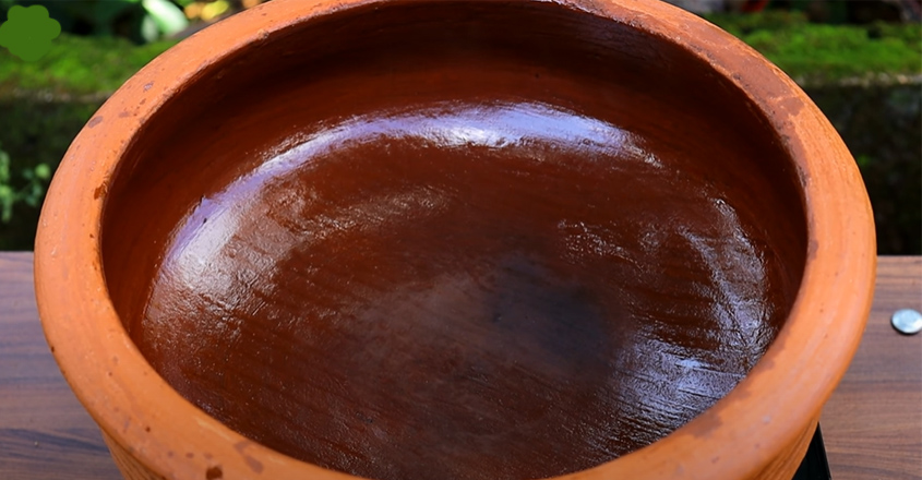 മൺചട്ടിയിൽ ആഹാരം പാകം ചെയ്യുന്നതിന് മുൻപ് ഇങ്ങനെ ചെയ്യാറുണ്ടോ ? ഇല്ലെങ്കിൽ ഗുരുതര ആരോഗ്യ പ്രശ്നങ്ങൾ ഉണ്ടാകാം